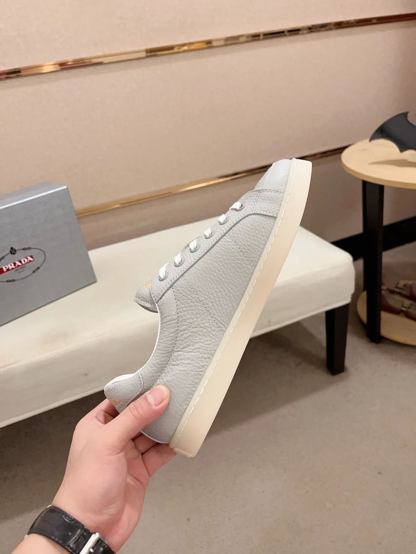 Men's shoes 💰 540💰 ✔️✔️✔️Higher version High-quality new PRADA (Prada) counters are launched at the same time. The new men's shoes and 😘 fabrics are made of high-tech glue-making technology. Lining: Full cowhide lining. 👍🏿 High-end ☄️ air-cushion molded anti-slip rubber outsole, exquisite lines, simple and elegant, comfortable and high-end for leisure travel. Code number: 38 to 44 (45 can be customized and cannot be returned or exchanged)